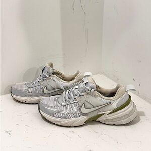 Nike White Cream Athletic Shoes (US 9)